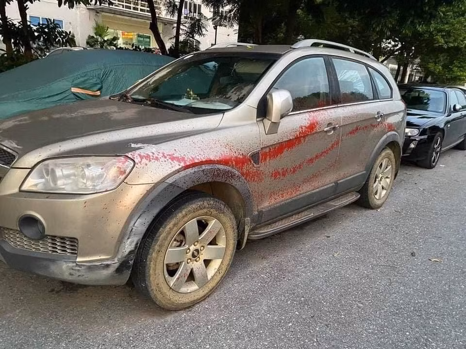 Còn theo một người dân sống trong khu vực, đoạn đường mà các xe đỗ nằm trong khu đô thị và trước nay các phương tiện vẫn để qua đêm. Người dân tại các tòa chung cư quanh đó có thể gửi xe tại hầm hoặc sân thuộc quản lý của các tòa nhà.
