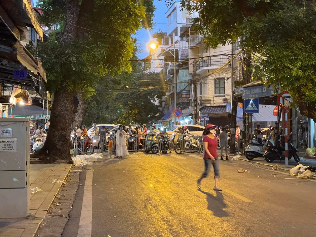  Phố Hàng Mã, quận Hoàn Kiếm vẫn chưa dỡ bỏ chốt cứng kiểm soát dịch COVID-19 nhưng nhiều người vẫn đến đây để mua đồ chơi, chụp ảnh.