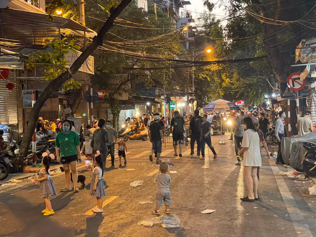 Bên trong phố Hàng Mã chiều tối Trung thu 22/9.