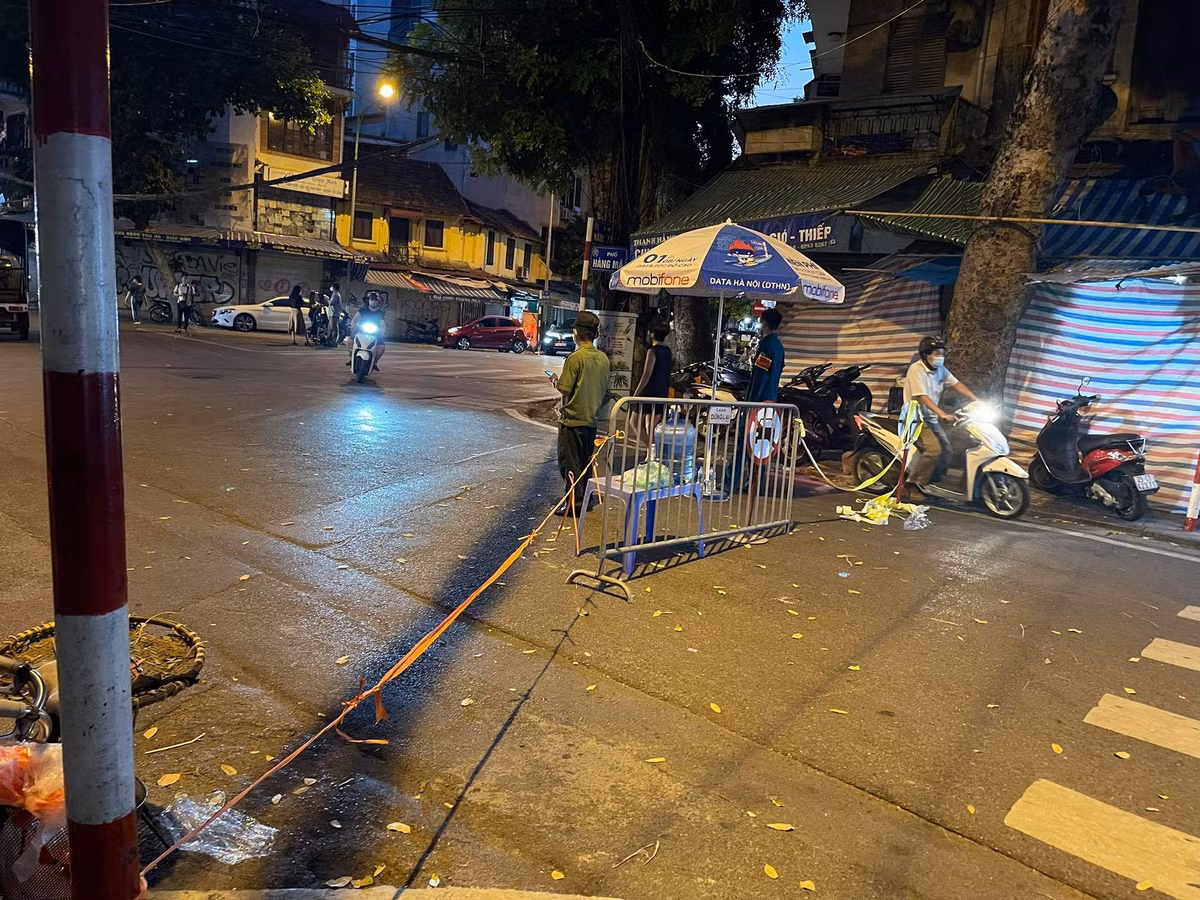 Tại phố Hàng Mã, chốt kiểm soát phòng chống dịch vẫn có lực lượng phòng, chống dịch túc trực.
