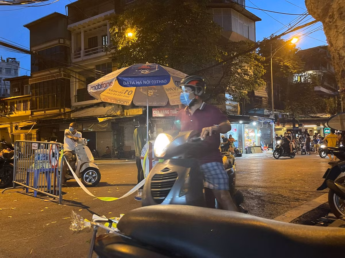 Ngoài người dân trong khu phố thì từ chiều cũng có nhiều người đến đây chụp ảnh, mua đồ chơi.