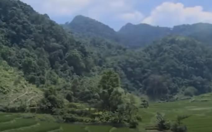 Bản Bét gồm mấy trăm nóc nhà nằm yên bình trong một thung lũng giữa núi rừng, thuộc xã Huy Giáp, huyện Bảo Lạc (Cao Bằng). Người dân trong bản chủ yếu là người dân tộc Dao và Nùng.
