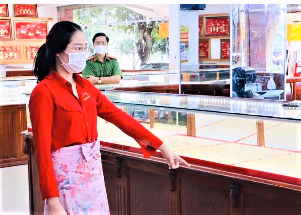Tin nong 22/9: Loi khai nu nhan vien trom gan 10kg vang