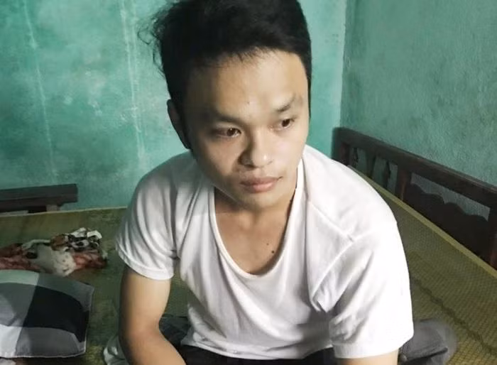  Bắt "siêu trộm" cuỗm 35 chiếc điện thoại di động: Nguyễn Phước Huy (SN 1998, trú huyện Phù Mỹ, Bình Định) đã đột nhập vào cửa hàng Thanh Lâm (thị trấn Tiên Kỳ) lúc rạng sáng, lấy trộm 35 chiếc điện thoại di động mang bán lấy tiền tiêu xài. Ngày 22/9, Huy bị Công an huyện Tiên Phước bắt giữ. 