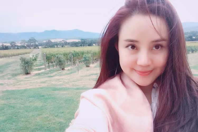 Vy Oanh đến thăm cơ sở sản xuất rượu ở Australia là một trong những tin tức sao Việt trong ngày 19/4.
