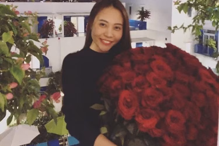 Đàm Thu Trang khoe bó hoa hồng lớn Cường Đô la tặng nhân ngày 8/3. Đi kèm hình ảnh, cô hạnh phúc viết: "Thi thoảng nhờ chụp tấm hình mà mất hết cả nét".