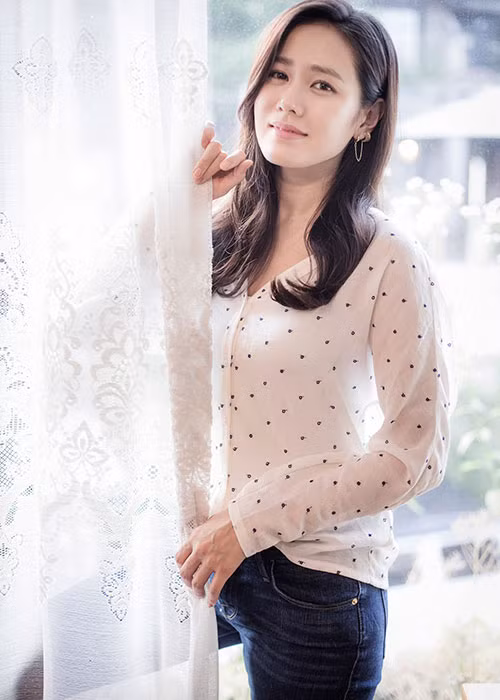 Son Ye Jin sinh năm 1982, sở hữu vẻ đẹp dịu dàng, man mác buồn. Ảnh: Dispatch