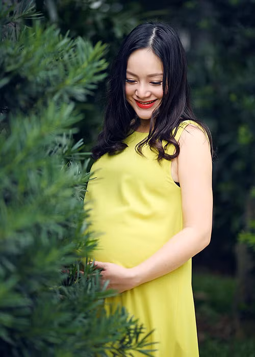 Lan Phương được khen rạng rỡ những tháng cuối thai kỳ.