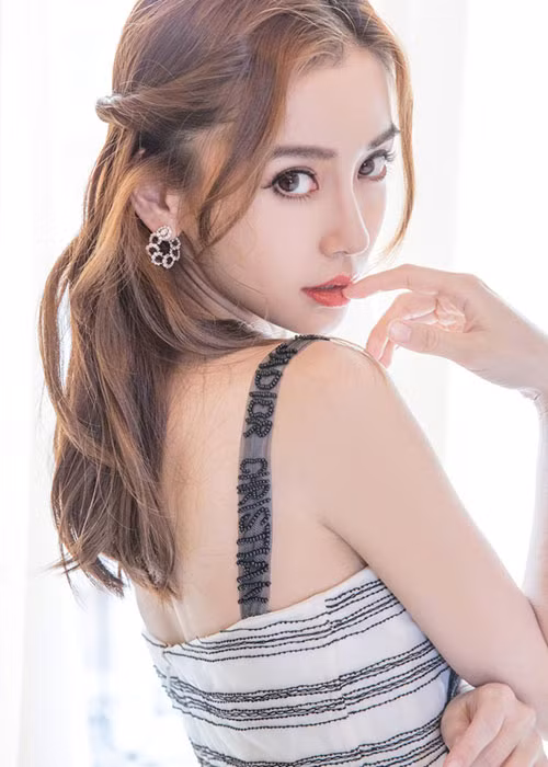 Bà xã của Huỳnh Hiểu Minh sở hữu đôi mắt to tròn, đôi môi gợi cảm. Ảnh: Weibo