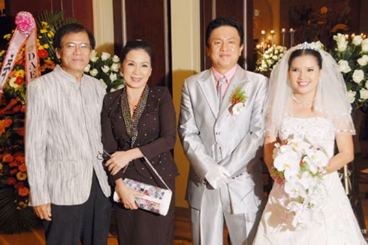 Năm 2009, Ngọc Trinh và nam đạo diễn phim "Mùi ngò gai" làm đám cưới. Ảnh: Zing
