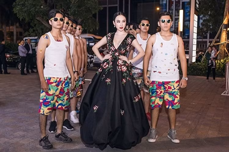 Ngoài những bộ cánh hở bạo, “bà mẹ nhí” còn gây chú ý khi ngồi xích lô dự sự kiện, cưỡi ngựa trên thảm đỏ hay xuất hiện bên dàn vệ sĩ. Ảnh: Hoahoctro