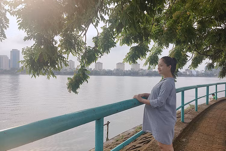 Diễn viên Lan Phương ngắm Hà Nội sau cơn mưa.