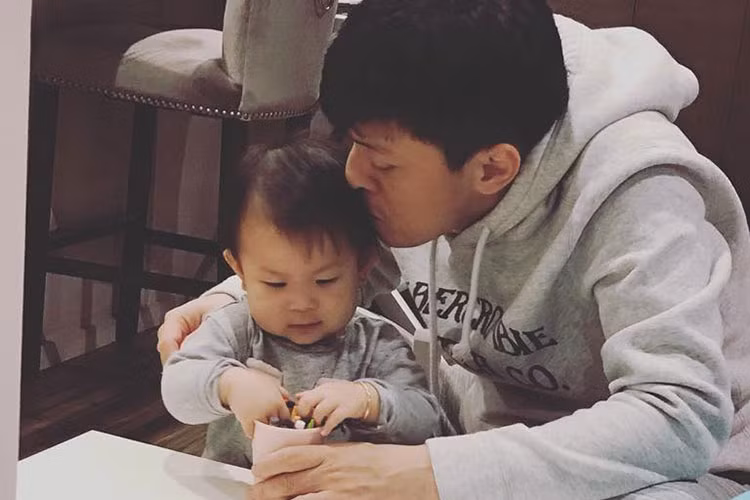 Lam Trường chia sẻ: “Không thể ngừng hít hà con, yêu chịu không nổi, mà sợ ôm riết con hư. Hôm nay 2 cha con chơi vẽ hình, con thích lắm!”.
