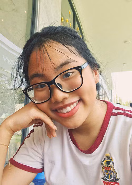 Phương Mỹ Chi bước vào kỳ thi cuối năm ở trường học.