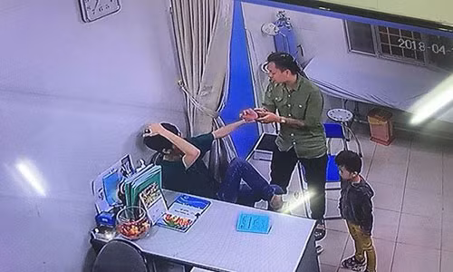 Người nhà bệnh nhi bất ngờ tấn công khiến bác sĩ C. không kịp phản ứng.