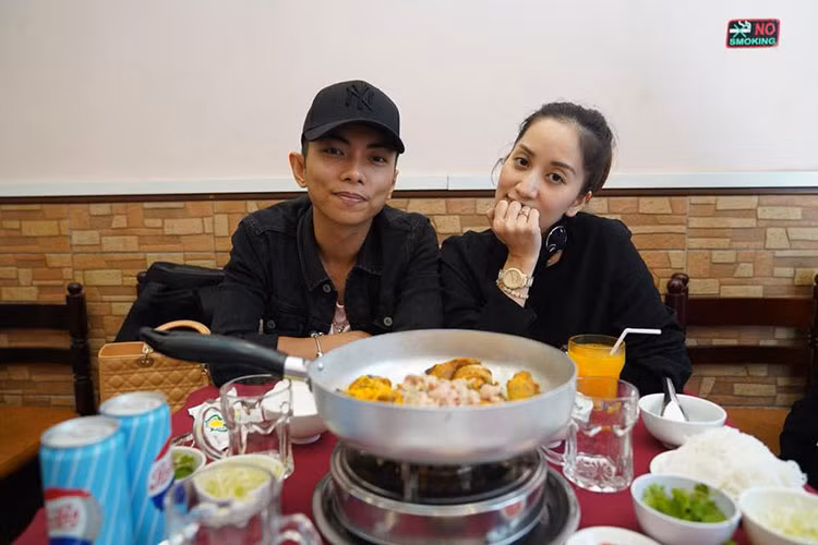 Vợ chồng sao Việt Khánh Thi - Phan Hiển đưa nhau đi ăn sau nhiều ngày bận rộn với công việc.