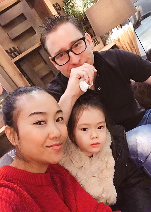 Bé Sol thường xuyên theo chân mẹ sang nước ngoài thăm gia đình nội hay thăm bố đi công tác.