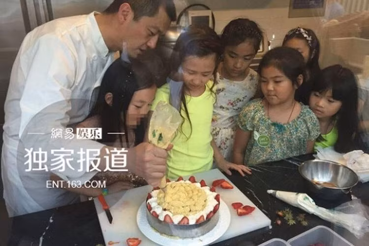 Lý Á Bằng tổ chức sinh nhật cho con gái Lý Yên vào năm 2015. Vương Phi cũng đến chúc mừng con gái đón tuổi mới. Ảnh: 163
