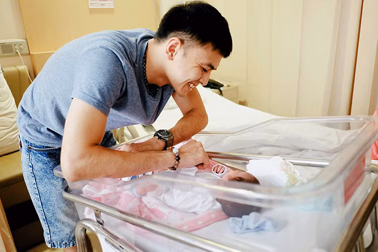 Văn Anh tâm sự: “Đêm qua Cún cho ba mẹ nếm mùi chăm con là thế nào. Nguyên đêm mẹ cho Cún bú, ba thì thay tã cho Cún. Cứ vậy liên tục đến sáng (khoảng 10 cái tã). Chắc do đêm đầu về nhà nên cô công chúa nhỏ còn lạ. Cô tỏ thái độ quá trời. Làm ba mẹ điêu đứng. Giờ thì mẹ Cún đang tranh thủ ngủ để lấy sức. Ba Cún thì giờ giống gấu trúc rồi. Sau này thương ba mẹ nghen con ơi”.