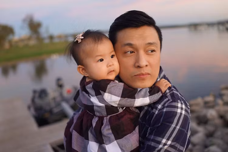 Đã hơn 1 tuổi, con gái của Lam Trường càng lớn càng kháu khỉnh và vô cùng tình cảm với bố mẹ.
