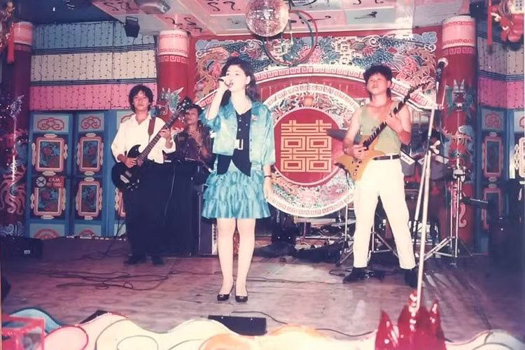 “Búp bê” Thanh Thảo tâm sự: “Năm 1995, cái thời đầu tiên cầm mic lên sân khấu, hát đám cưới tại nhà hàng Á Đông, mỗi ngày chạy mấy show đám cưới. Mình vào nghề năm 1993. Thấm thoát đã 25 năm”.