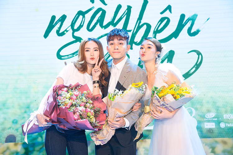 Cách đây không lâu, Minh Hằng gây ồn ào khi lộ chiếc cằm dài ngoằng. Mới nhất, nữ ca sĩ xuất hiện tại buổi ra mắt phim "100 ngày bên em". Trong ảnh, Minh Hằng tươi rói bên nam chính của phim - Jun Phạm.