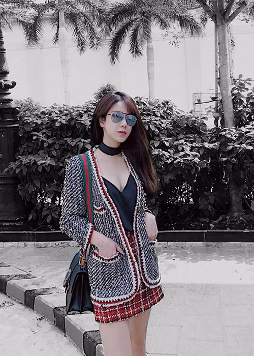 Ngoài đời, chân dài sinh năm 1989 cũng xây dựng hình ảnh gợi cảm.