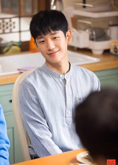 Ngoài tài diễn xuất, Jung Hae In còn được yêu mến bởi giọng hát truyền cảm. Ảnh: Twitter