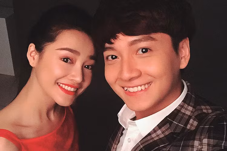 Ngô Kiến Huy chúc mừng Nhã Phương đoạt giải "Nữ diễn viên chính phim điện ảnh xuất sắc nhất" tại Cánh diều vàng 2017 với vai diễn trong phim "Yêu đi đừng sợ" đóng cùng anh.