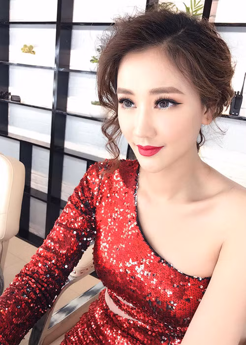 Sau khi sinh con gái đầu lòng, vòng một của Maya không còn được săn chắc nên cô quyết định nâng ngực.
