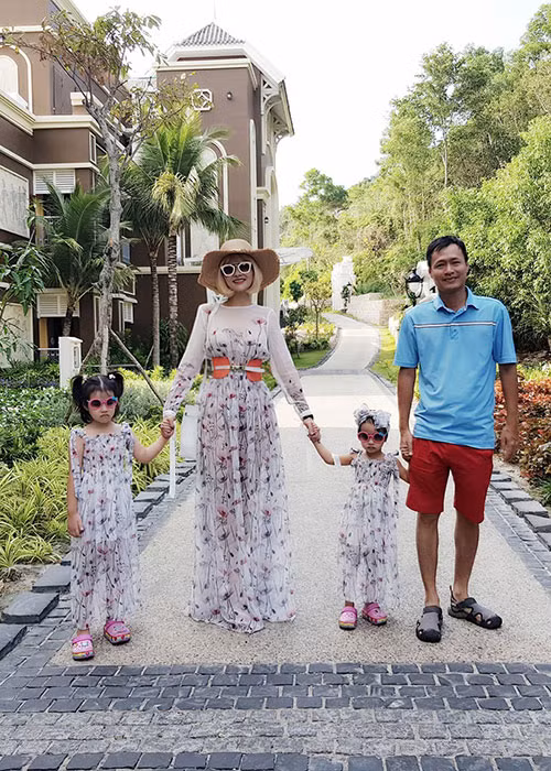 Vũ Thu Phương diện đồ đôi cùng hai con gái.
