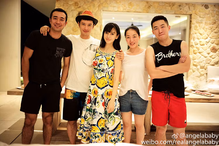 Từ khi làm dâu, Angelababy rất được lòng gia đình chồng. Ảnh: Weibo