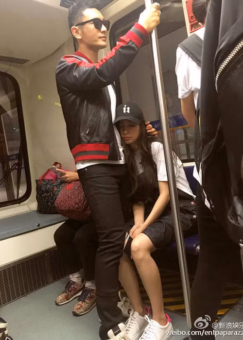 Hình ảnh Angelababy nũng nịu bên ông xã khi cả hai đi tàu. Ảnh: Weibo