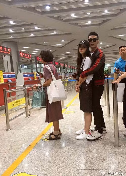 Vợ chồng Huỳnh Hiểu Minh tình tứ trong lúc đợi tàu khiến nhiều người phát ghen. Ảnh: Weibo