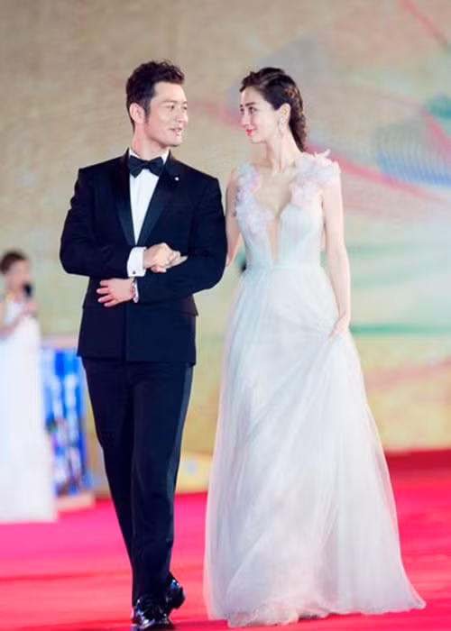 Kể từ sau đám cưới, cuộc sống hôn nhân của cặp đôi nổi tiếng nhất nhì xứ Trung vẫn luôn nhận được sự chú ý của khán giả. Ảnh: Sina