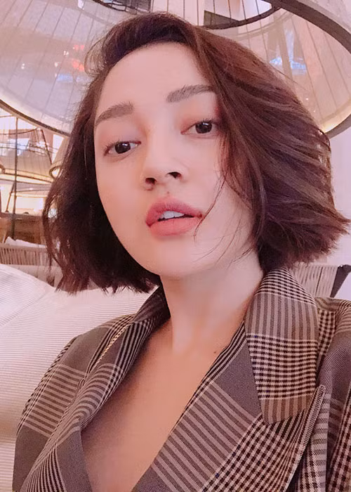 Bảo Anh than thở: “Cuộc đời bế tắc thật sự khi 1000 bệnh dồn vào một lúc, hủy show, huỷ mọi hoạt động, nằm 1 chỗ, bị cách ly khỏi loài người. Hãy đợi đấy. Ta sẽ trở lại và quằn quại hơn xưa”.