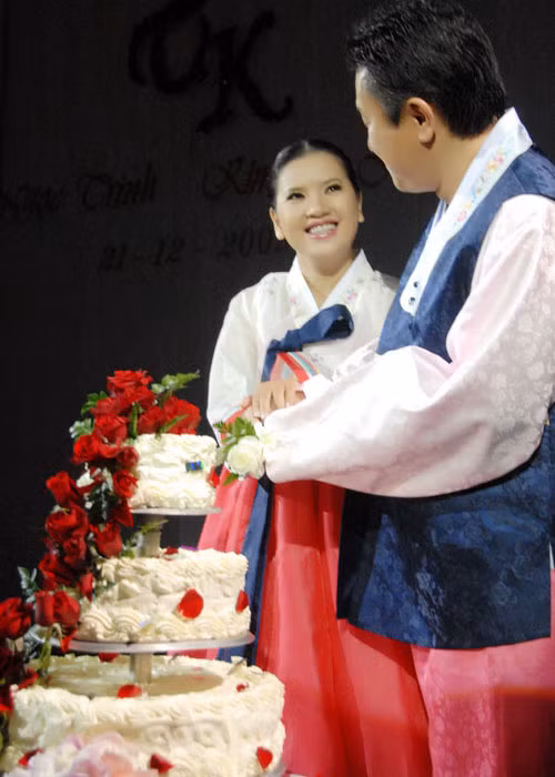 Ngọc Trinh liên tục nở nụ cười hạnh phúc trong ngày trọng đại. Ảnh: Zing