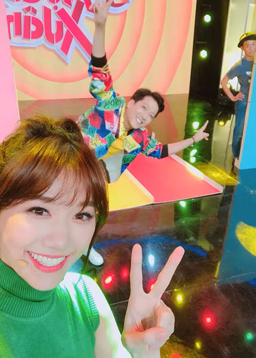 Hot Face sao Việt 24h: Hari Won chia sẻ hình ảnh quay gameshow cùng Trường Giang.