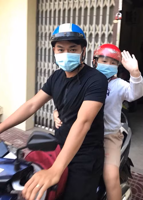 Hot Face sao Việt 24h: Lê Phương khoe ảnh chồng trẻ đưa con riêng của cô đi học.