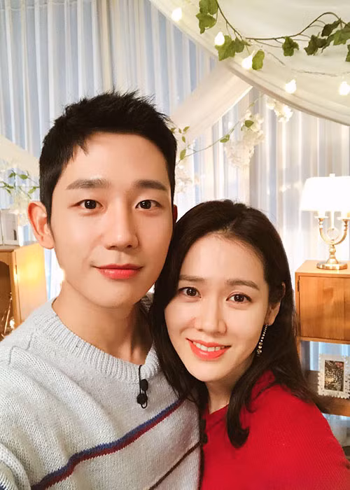 Son Ye Jin và Jung Hae In đang gây sốt bởi loạt phân cảnh diễn tình cảm quá ngọt trong "Chị đẹp mua cơm ngon cho tôi". Ảnh: Naver