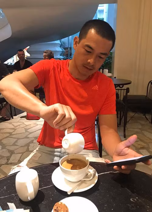 Quách Ngọc Ngoan khoe tóc ngắn mới cắt.