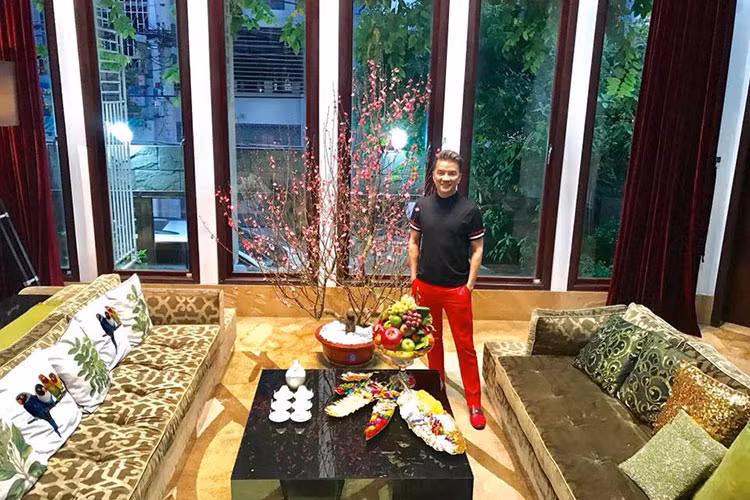 "Thật sự tôi đang muốn đập banh cái nhà ra để làm lại hết. Chán rồi. Ai bảo sinh nhằm chữ Tân làm gì?", Mr Đàm chia sẻ. Ảnh: FBNV
