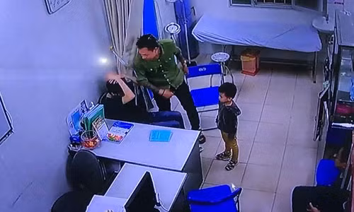 Bác sĩ Bệnh viện Xanh Pôn bất ngờ bị người nhà bệnh nhân hành hung - Ảnh chụp từ clip