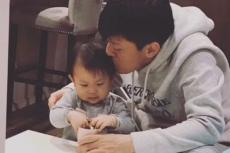 Tháng 3/2017, tổ ấm của Lam Trường chào đón thêm thành viên mới - bé Phoebe Yên Lam.