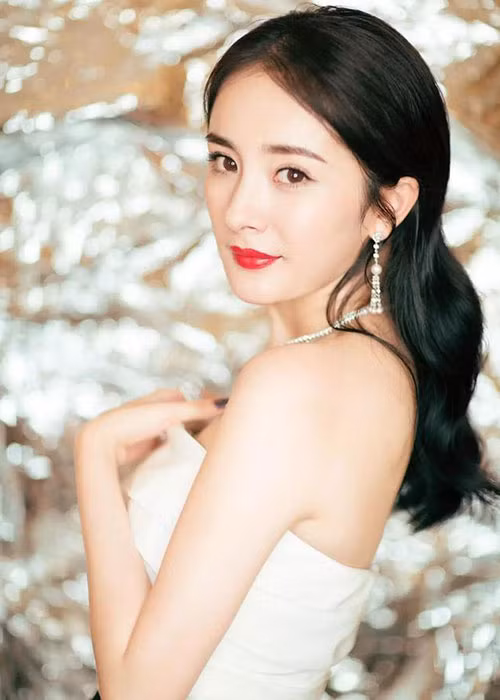 Trước ồn ào quỵt tiền từ thiện, Dương Mịch đã vướng ít không ít lùm xùm. Năm 2017, cô bị chỉ trích 2 năm liên tiếp tham gia sự kiện từ thiện Bazaar mà không quyên góp. Ảnh: Sohu