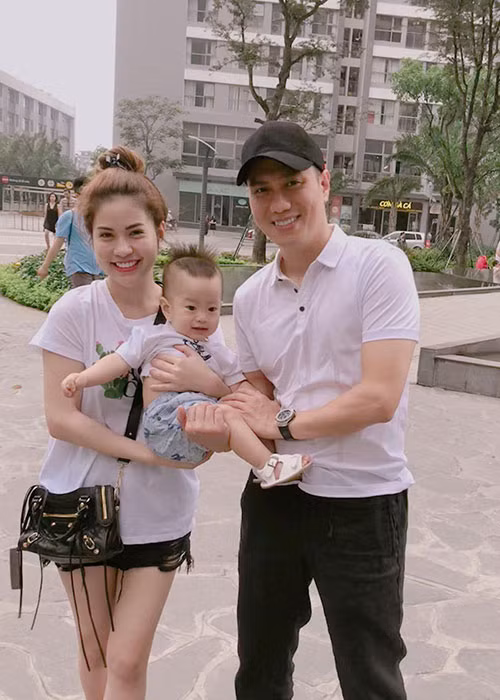Vợ chồng Việt Anh đưa con trai đi dạo vào mỗi buổi sáng.