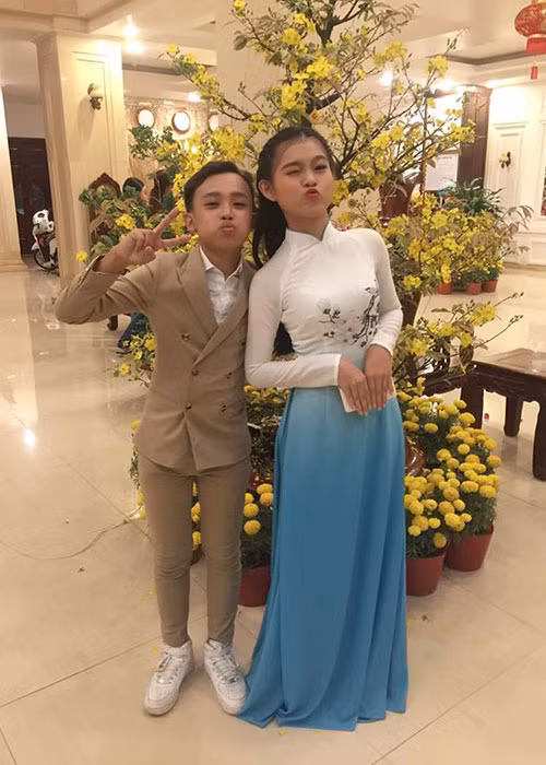 Khác với vẻ ngoài chững chạc trên sân khấu, Hồ Văn Cường nhí nhảnh, đáng yêu ở đời thường.