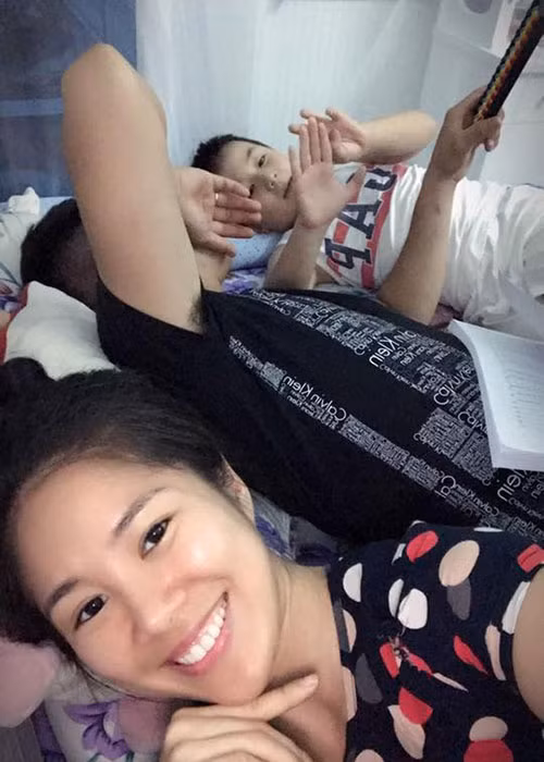 Chồng trẻ của Lê Phương dạy con trai riêng của vợ học toán.