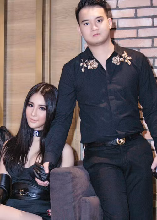 Diệp Lâm Anh từng chia sẻ, gia đình hôn phu từng đầu tư cho cô vốn kinh doanh và mời So Ji Sub đến Việt Nam tham dự sự kiện vào cuối năm 2017. Ảnh: FBNV
