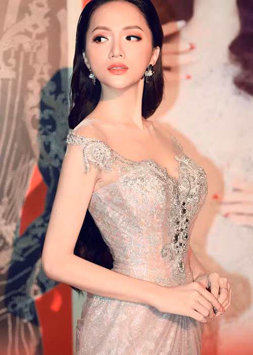 Sau khi đăng quang hoa hậu, Hương Giang Idol ngày càng trẻ trung, quyến rũ.